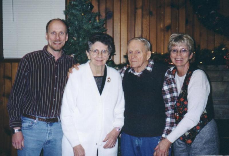 2002/12(Dec)/05(Christmas-SD)/800x600_2002-12-22Mom&MarciDan& Dad.JPG
